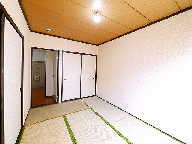 平松ハイツAの和室|和室、ちょっとしたくつろぎスペースにいかがでしょうか