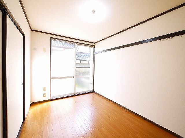 平松ハイツAの洋室|明るい洋室です