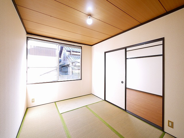 平松ハイツAの和室|和室、ちょっとしたくつろぎスペースにいかがでしょうか