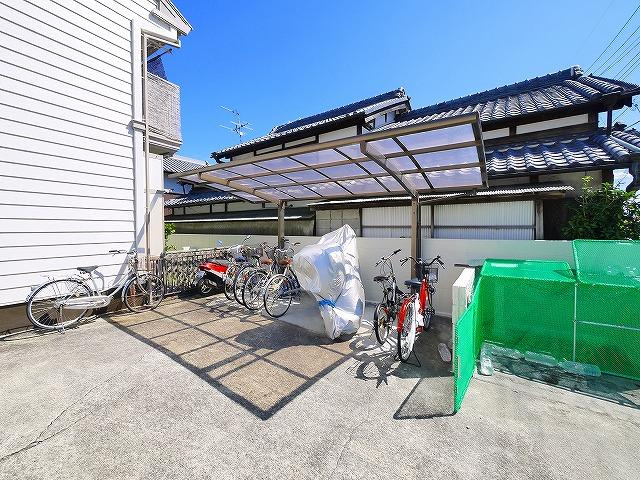 平松ハイツAのその他共用部分|自転車置き場には屋根が有ります