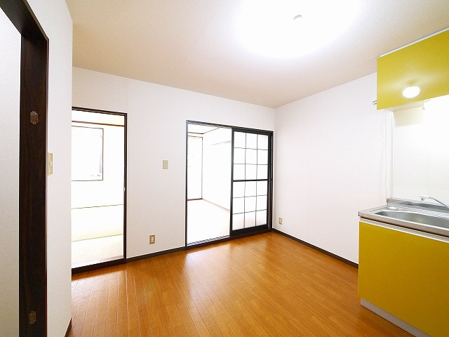 平松ハイツAの居間・リビング|居間です