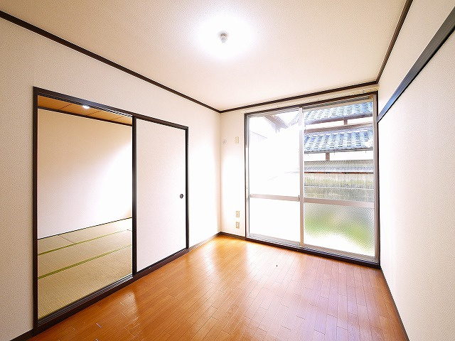 平松ハイツAの寝室|スタンダードな洋室です