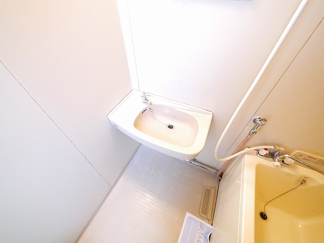 平松ハイツAの洗面所|明るい洗面所です