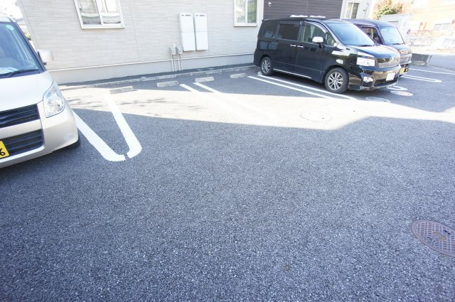 アジュールNKの駐車場