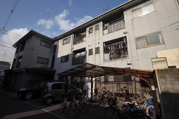 東大阪市近江堂３丁目の賃貸マンションの外観