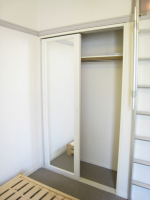 【収納】 | クレストA | クローゼットの扉が鏡になっています。