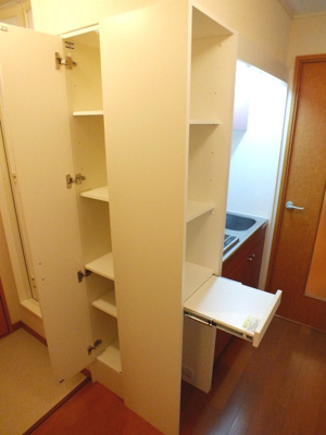 【設備】 | リムジン | キッチン横に収納棚有り