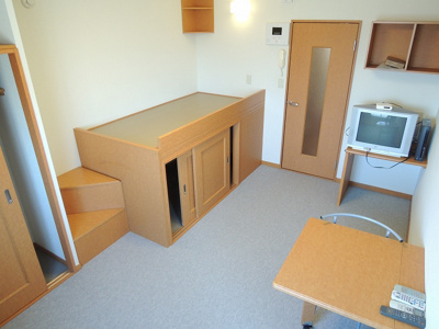 【エントランス】 | 富光 | 同タイプ居室：机、椅子２脚、姿見鏡があります