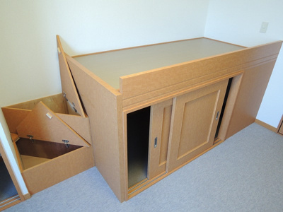 【ロビー】 | 富光 | 同タイプ居室：壁に小さな収納棚あります