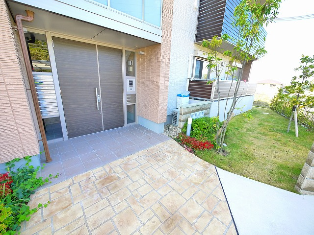 フェリオ城山台ウエストのエントランス