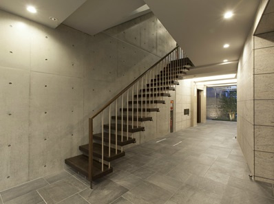 【ロビー】 | ラ・プレス神宮前 | コンクリート打ちっ放しがシックな雰囲気のエントランスロビー