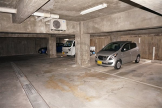 【駐車場】 | 地下1階駐車場
