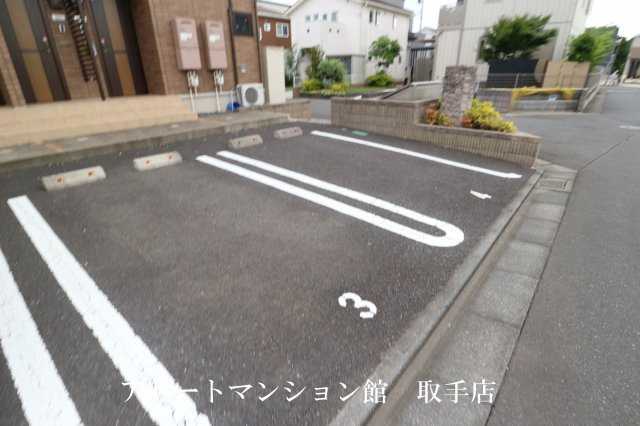 ルミエールの駐車場