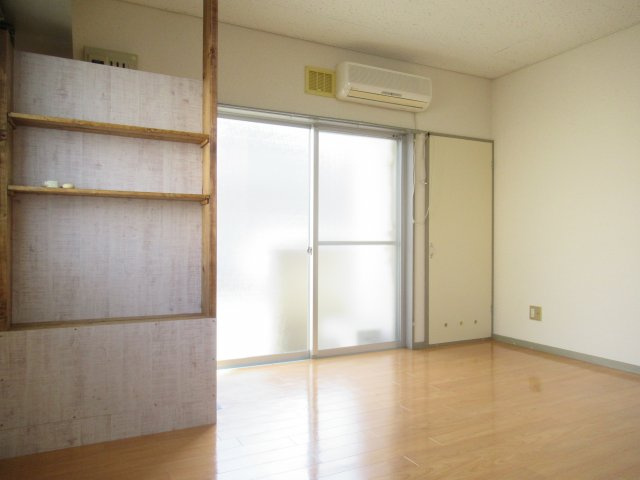 ピングポン設楽の内装|明るい色調の室内です