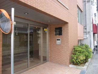 【外観】 | エントランス。オートロック完備マンション。