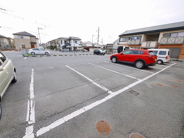 ルミエール四条の駐車場|車をお持ちの方に嬉しい駐車場付きの物件です