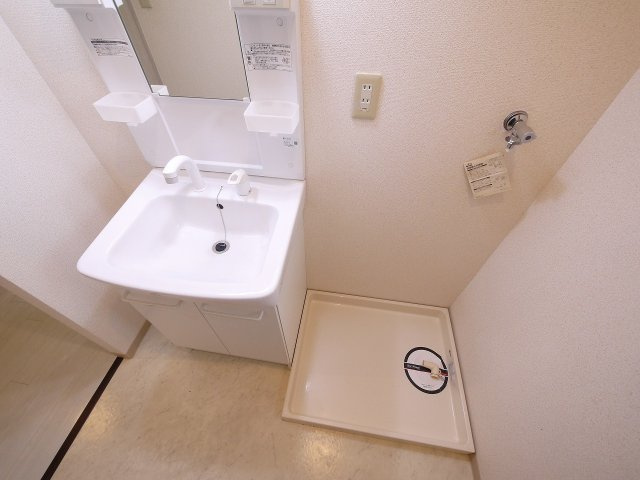 ルミエール四条の設備|室内洗濯機置き場です