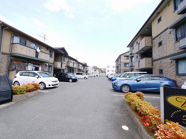 ヴィーブルA棟の駐車場|駐車場があるので、車を買う予定の方も安心です