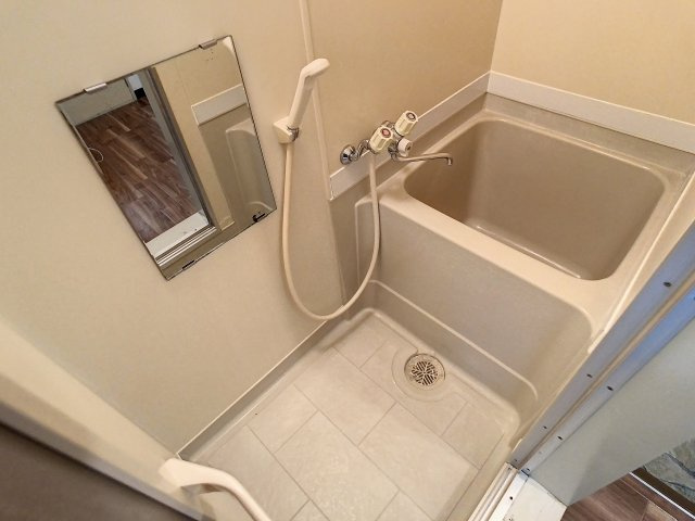アップルハウス緑町Bの浴室