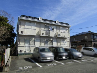 【駐車場】 | カサ・デ・コリーナ | 駐車場は建物前面にあります（建物塗装前の画像です）