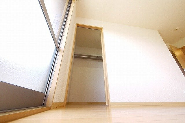 ピュアコート相楽台Ⅰ・Ⅱの収納|衣類はもちろん、衣装ケースも収納できる奥行きがあります。