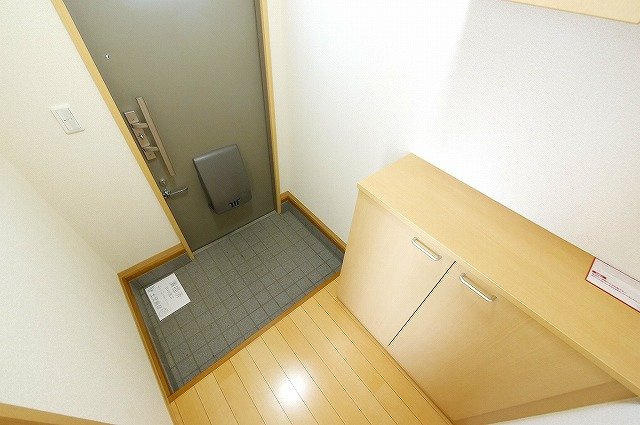 ピュアコート相楽台Ⅰ・Ⅱの玄関|明るい玄関スペースです。