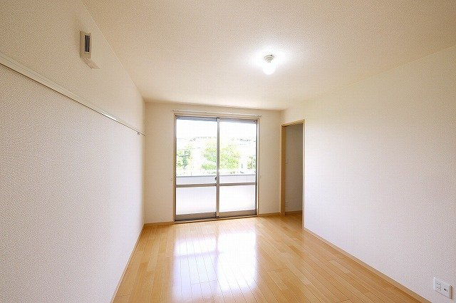 ピュアコート相楽台Ⅰ・Ⅱの洋室|窓も大きく明るいお部屋ですよ。
