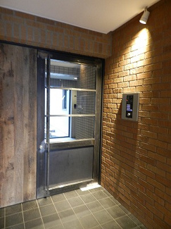 【ロビー】 | 落ち着いた雰囲気の外観です
　