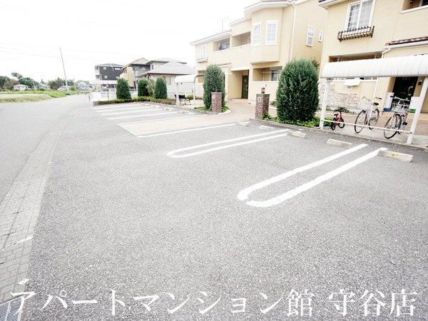 メゾン・ド・ソレイユAの駐車場