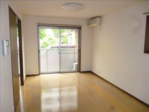 シャロームの居間・リビング