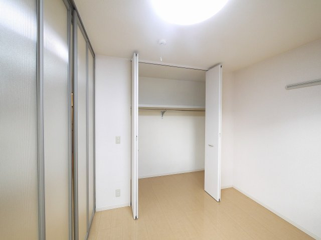 モナリエ六条の収納|落ち着いた色調の洋室です