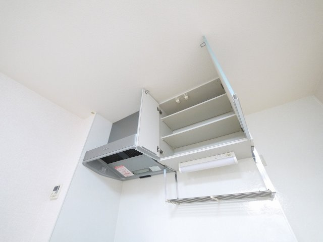 モナリエ六条のキッチン|キッチン上部収納棚
