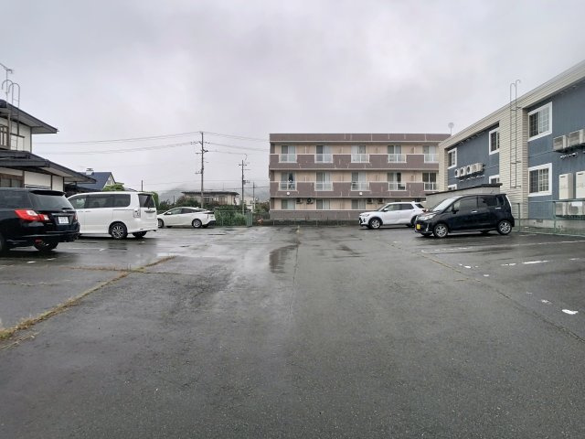 シャトーレⅡの駐車場