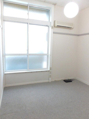 【居間・リビング】 | アネックス志津 | 同タイプ居室：じゅうたん敷きになっています