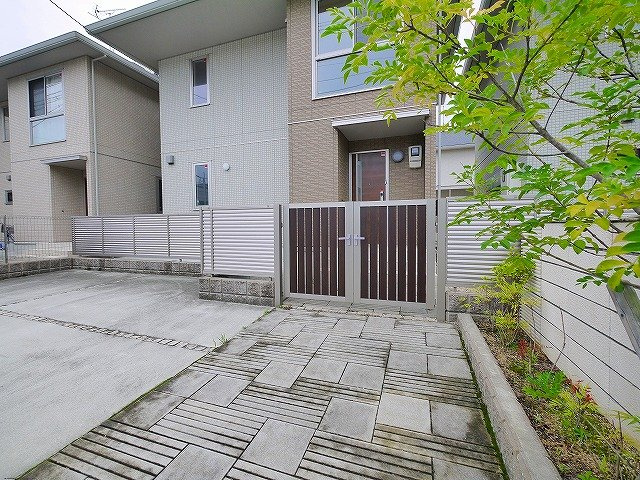 カトル　フィーユ3番館のエントランス|ゆったりとした玄関スペース