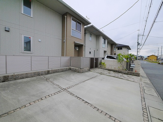 カトル　フィーユ3番館の駐車場|車をお持ちの方に嬉しい駐車場2台付きの物件です
