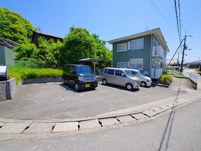 ウェスト・クリスタルの駐車場|車をお持ちの方に嬉しい駐車場付きの物件です