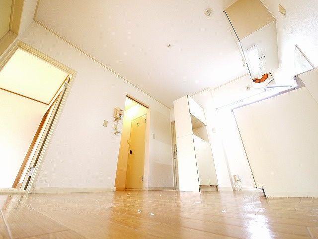 エステートピアオクムラの居間・リビング|ご家族で団らん出来るダイニングキッチンです。