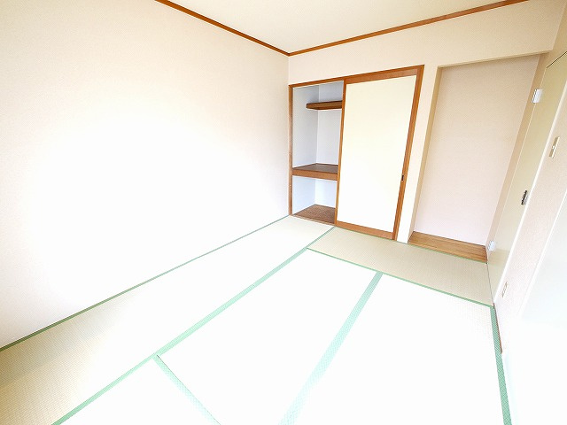 エステートピアオクムラの和室|畳の上でゆっくりとくつろげる和室です