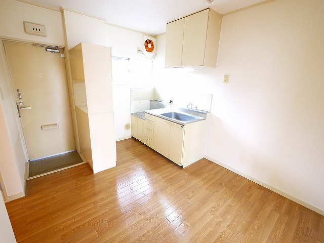 エステートピアオクムラの居間・リビング|ご家族で団らん出来るダイニングキッチンです。