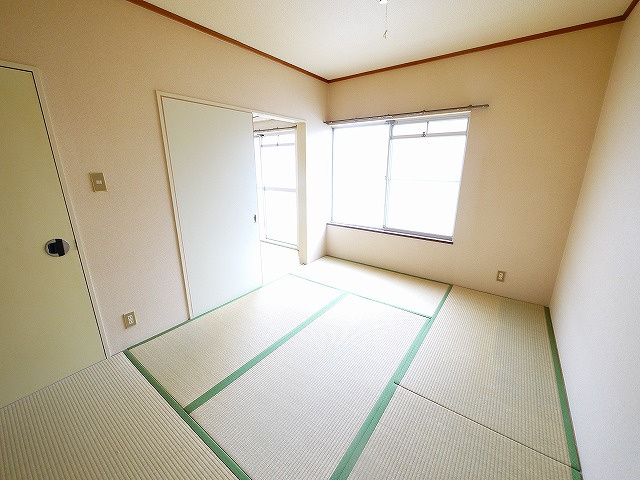 エステートピアオクムラの和室|畳の上でゆっくりとくつろげる和室です