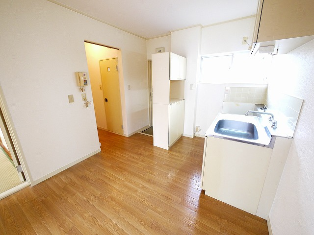 エステートピアオクムラの居間・リビング|ご家族で団らん出来るダイニングキッチンです。