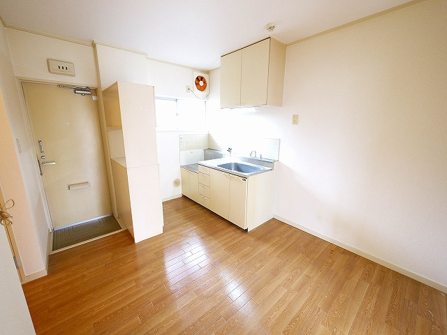 エステートピアオクムラの居間・リビング|ご家族で団らん出来るダイニングキッチンです。