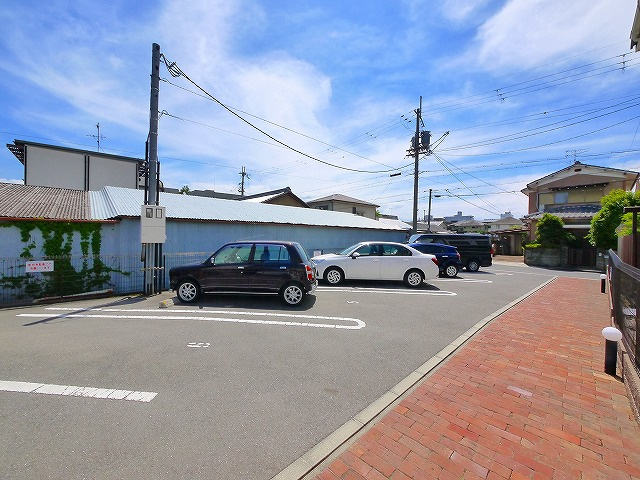 カーサ・新在家マンションの駐車場