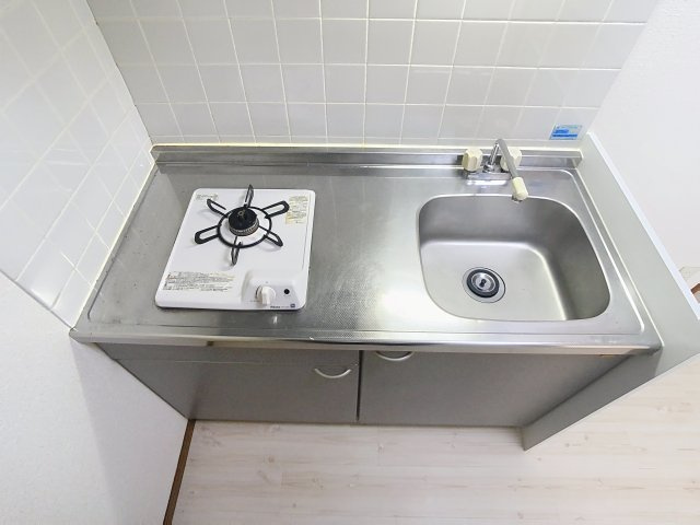 クレールⅢのキッチン|コンパクトなキッチンで掃除もラクラク