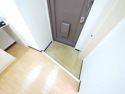 天平ハイツの玄関