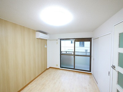 天平ハイツの洋室