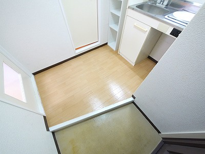 天平ハイツの玄関