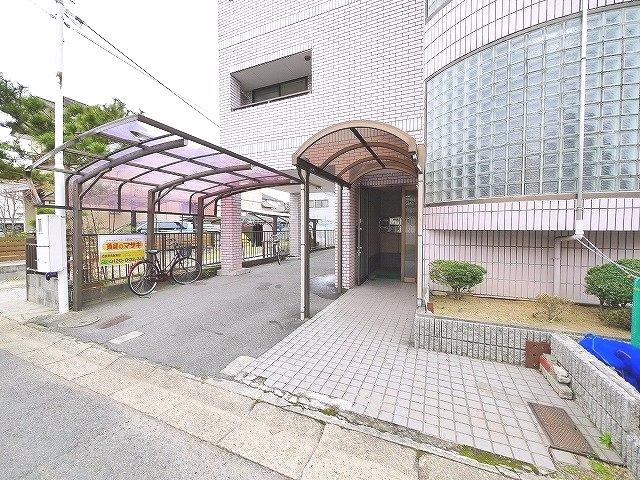 天平ハイツのエントランス|ゆとりのあるエントランスです