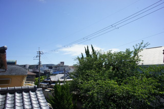 【展望】 | 南向きの眺望は少し開けていて、すぐ近くには立派な桜の木があります。